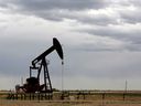 Un cric de pompe à pétrole et à gaz TORC près de Granum, en Alberta.