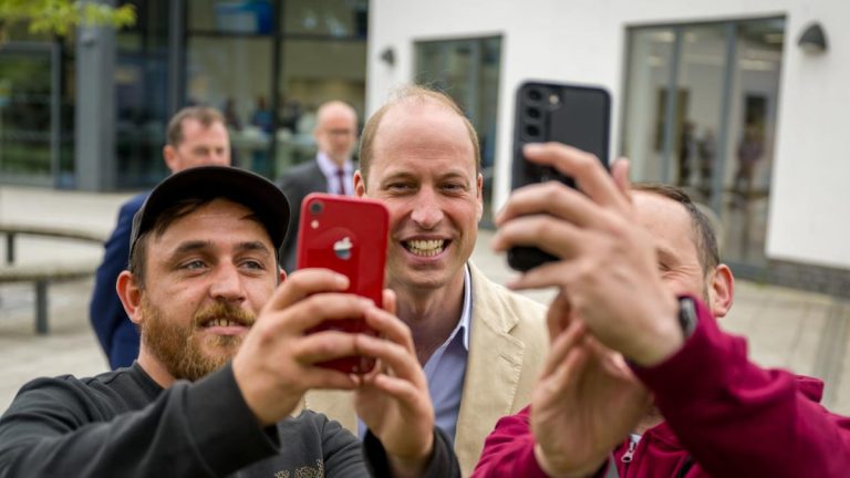 Le prince de Galles arrive à Aberdeen en tournée pour annoncer un projet sur les sans-abrisme