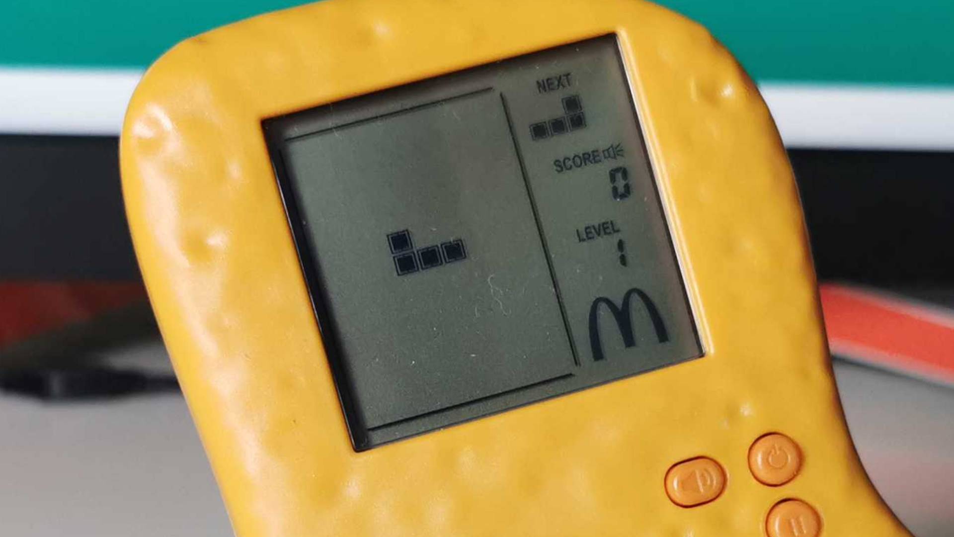 Gros plan sur l'ordinateur de poche Mcdonald's Mcnugget avec le jeu Tetris à l'écran