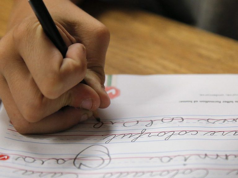 Retour de l’écriture cursive dans le programme obligatoire des écoles de l’Ontario