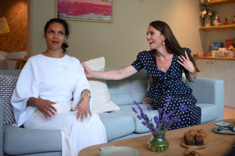 britains catherine, princesse de galles r parle avec lilly lewis, conseillère en implication des femmes pour l'organisme de bienfaisance une petite chose, tout en visitant les nouvelles installations de la rue de l'espoir, une communauté résidentielle pilotant une nouvelle approche pour soutenir les femmes dans le système judiciaire, à southampton, sud angleterre le 27 juin 2023 conçu et développé par l'association caritative une petite chose, la rue de l'espoir est la première du genre au royaume-uni et est conçue pour transformer l'expérience des femmes et des enfants du système judiciaire inspiré par une petite chose l'engagement au changement systémique pour femmes et enfants dans le système judiciaire, Hope Street offre une alternative communautaire aux femmes qui seraient autrement emprisonnées inutilement en raison d'un manque d'hébergement sûr ou de préoccupations concernant leur bien-être photo de daniel leal pool afp photo de daniel lealpoolafp via getty images