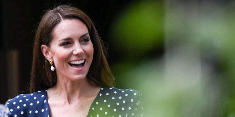 La princesse Kate est ravissante dans une robe à pois bleu marine et des boucles d’oreilles en perles