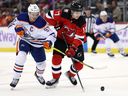 Connor McDavid des Oilers d'Edmonton affronte Yegor Sharangovich des Devils du New Jersey pour la rondelle lors de la 2e période du match au Prudential Center le 21 novembre 2022 à Newark, New Jersey.