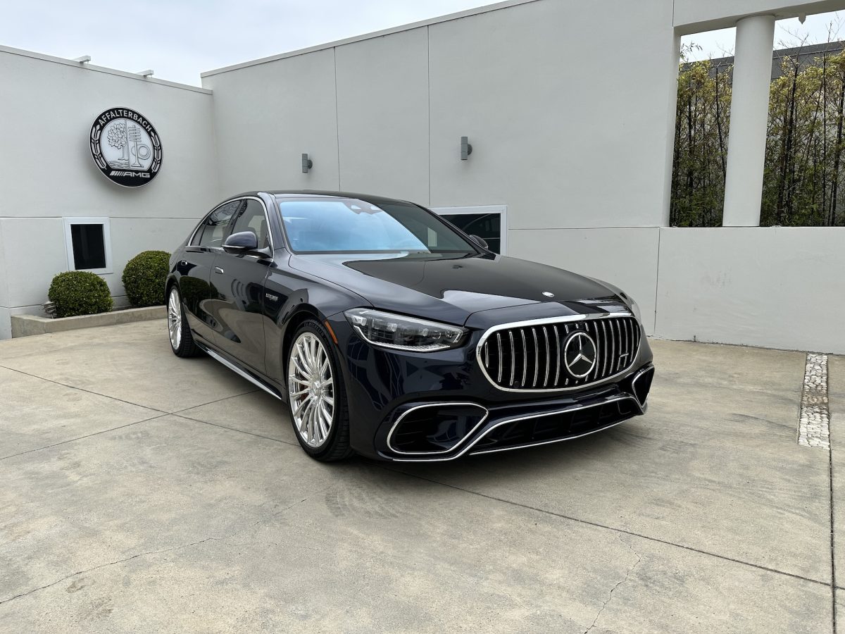 Mercedes-AMG S 63 E Performance avant de la voiture, noir