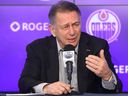 Le directeur général Ken Holland parle aux médias.