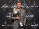 NASHVILLE, TENNESSEE - 26 JUIN : Connor McDavid des Oilers d'Edmonton pose avec le trophée Hart lors de la remise des prix de la LNH 2023 au Bridgestone Arena le 26 juin 2023 à Nashville, Tennessee.