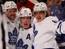 Auston Matthews, à gauche, des Maple Leafs de Toronto, est félicité par ses coéquipiers Mitchell Marner, au centre, et William Nylander après que Matthews ait marqué le but gagnant contre les Devils du New Jersey au Prudential Center le 7 mars 2023, à Newark, NJ GM Brad Treliving a les mains pleines avec l'avenir de Matthews et Nylander.