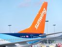 Un avion de Sunwing Airlines stationné à l'aéroport international Montréal-Trudeau. 