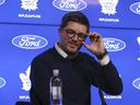 L'ancien directeur général des Maple Leafs de Toronto, Kyle Dubas, prend la parole.