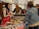 Un vendeur coréen vend de la nourriture au marché fermier du centre-ville de New Glasgow, dans le comté de Pictou, en Nouvelle-Écosse, en mai.