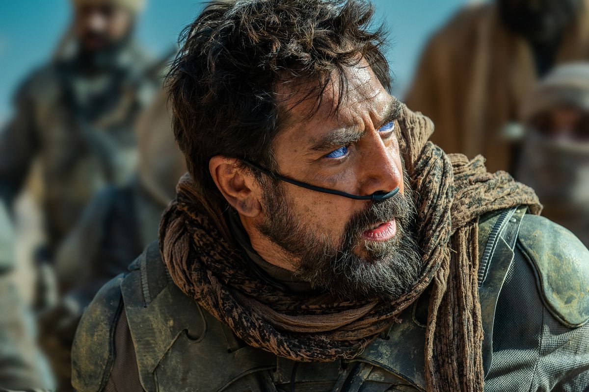 Stilgar (Javier Bardem) portant un gilet pare-balles, une écharpe et un tube nasal tout en regardant à sa gauche dans Dune : Deuxième partie