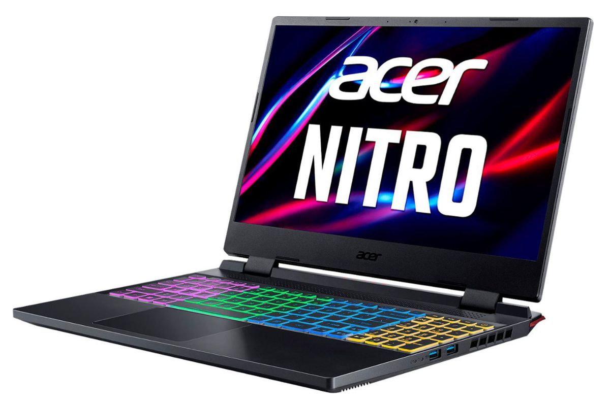 L'ordinateur portable de jeu Acer Nitro 5 est présenté sous un angle latéral avec son écran affichant les mots Acer Nitro 5. Le clavier est éclairé dans quatre quadrants, violet, vert, bleu et jaune.