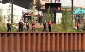 Le personnel d'urgence recherche des corps le long de la rivière Chicago.  CAPTURE D'ÉCRAN/ FOX CHICAGO