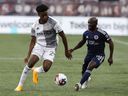 Ema Boateng (à droite) de la New England Revolution défend contre Deandre Kerr du Toronto FC lors de la première moitié d'un match de football de la MLS, à Foxborough, Mass., le samedi 24 juin 2023.