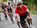 Dans cette photo d'archive prise le 13 juillet 2022, le coureur colombien de l'équipe Team Arkea-Samsic, Nairo Quintana, pédale dans l'ascension du Col du Granon Serre Chevalier lors des derniers kilomètres de la 11e étape de la 109e édition du Tour de France cycliste, 151 ,7 km entre Albertville et Col du Granon Serre Chevalier, dans les Alpes françaises. 