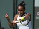 Leylah Fernandez revient à Caroline Garcia, de France, au tournoi de tennis BNP Paribas Open le lundi 13 mars 2023, à Indian Wells, en Californie. Fernandez a remporté une victoire 6-0, 6-1 contre l'Allemande Lena Papadakis au premier tour jouer lundi à l'Open de Bad Homburg.