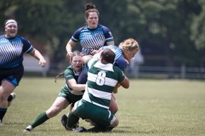 Le joueur des Fergus Highlanders Ash, qui n'est pas binaire et passe d'un homme à une femme, est photographié en train de faire un tacle lors d'un match du 17 juin 2023 contre les Stoney Creek Camels (photo Brayden Swire)