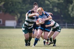 La joueuse de rugby non binaire Ash, qui s'identifie comme une femme, fait du tacle pour les Fergus Highlanders lors d'un match contre les Stoney Creek Camels le 17 juin. (Photo de Brayden Swire)