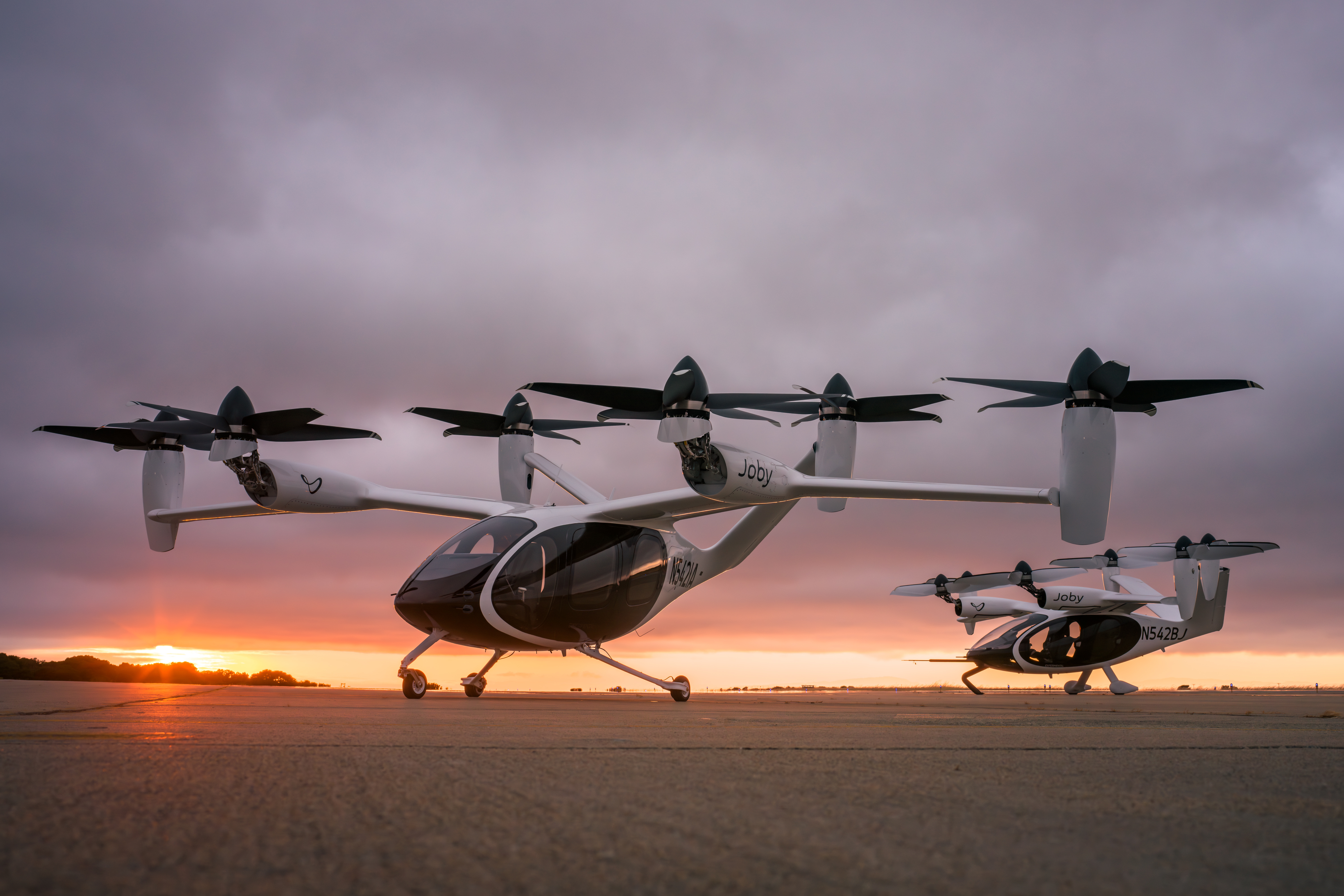 deux evtols de l'aviation joby devant un coucher de soleil