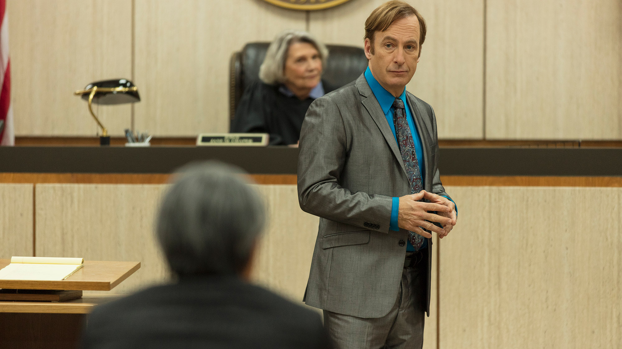 Bob Odenkirk dans le rôle de Jimmy McGill, au tribunal pour mieux appeler saul