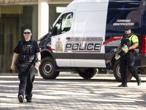 Des agents de la police régionale de Waterloo enquêtent sur une attaque au couteau à l'Université de Waterloo le mercredi 28 juin 2023. La police régionale de Waterloo a déclaré que trois victimes avaient été poignardées à l'intérieur du Hagey Hall de l'université et qu'une personne avait été arrêtée.