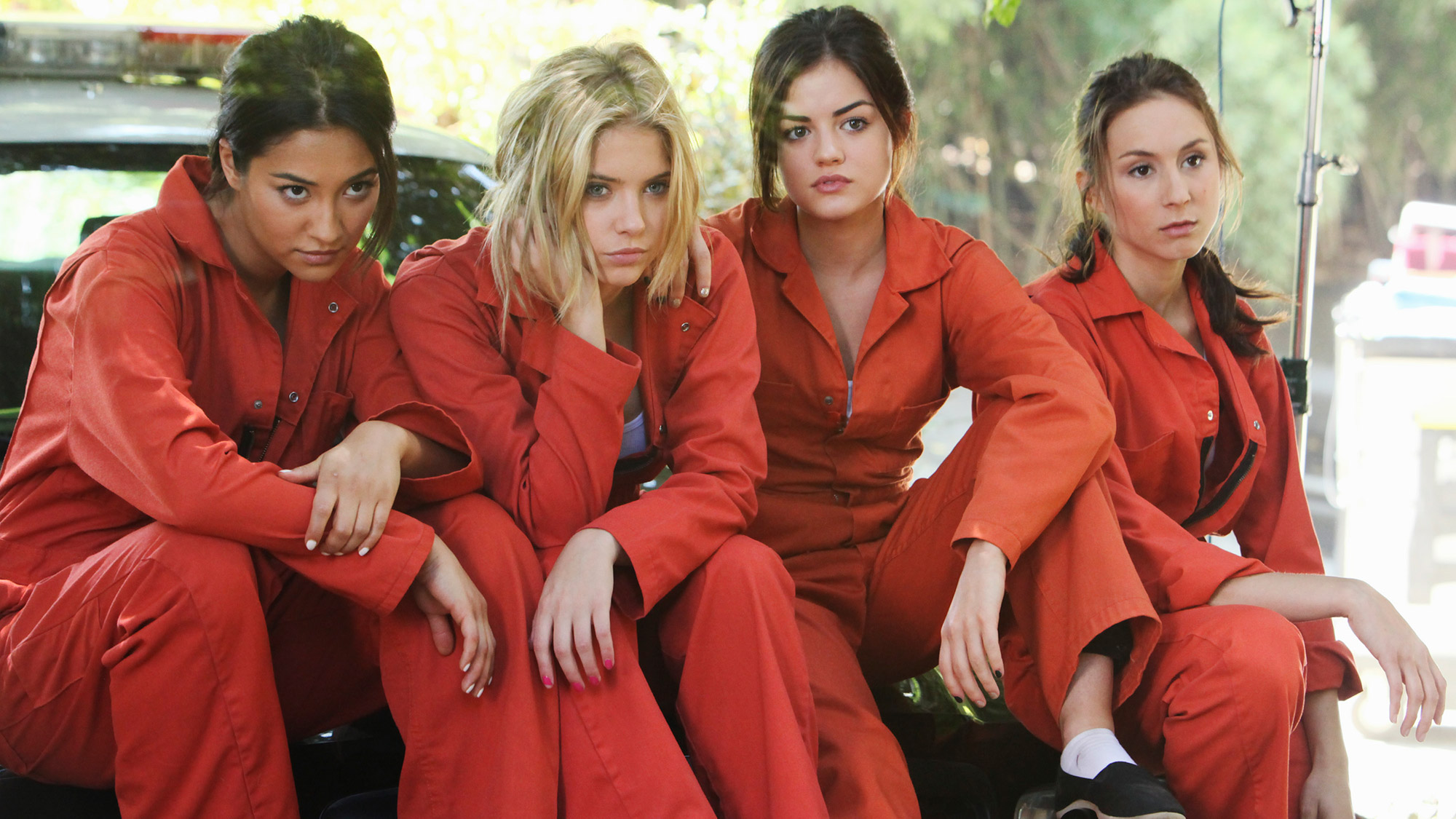 Le casting de Pretty Little Liars en combinaison orange