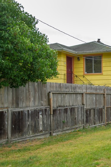 La vieille maison jaune appartenant à Jim Pattison est à vendre pour un dollar si quelqu'un s'arrange pour la déplacer.