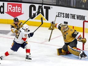 Adin Hill des Golden Knights de Vegas défend le filet.