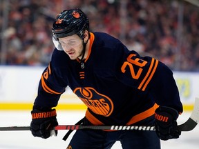 Mattias Janmark (26 ans) des Oilers d'Edmonton lors d'un match de troisième période dans la LNH contre les Sénateurs d'Ottawa à Rogers Place à Edmonton, le mardi 14 mars 2023.