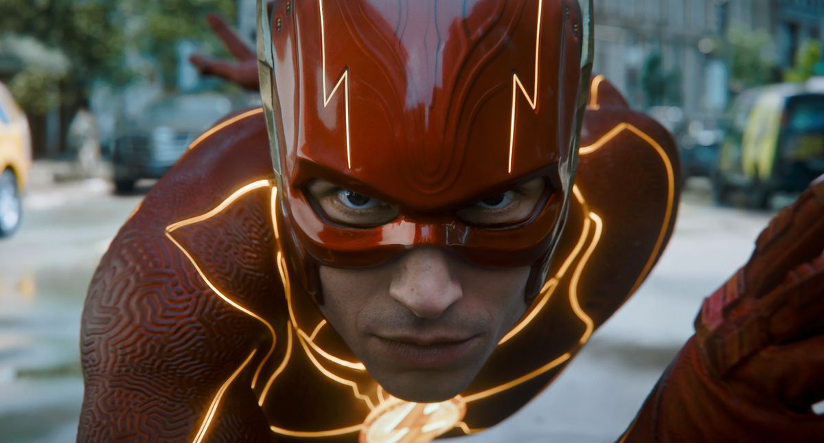 Le Flash prend une pose en cours d'exécution dans une image du film The Flash