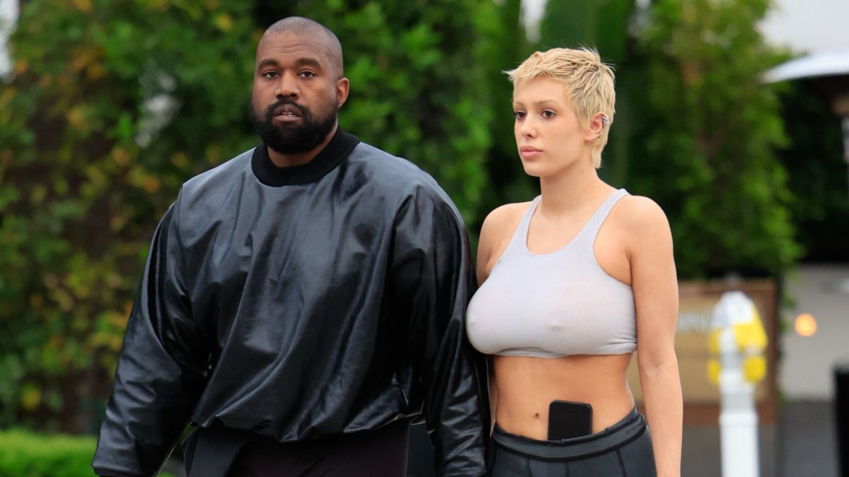 Alors que l'épouse de Kanye West, Bianca Censori Sports Body Tape et autres looks audacieux, une thérapeute relationnelle explique pourquoi elle a changé de style
