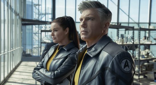 Anson Mount et Rebecca Romijn de Strange New Worlds sont la "maman et le papa" de l'entreprise