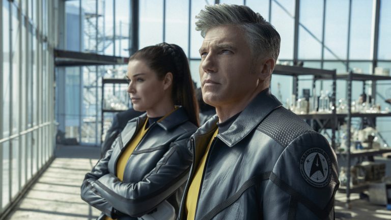 Anson Mount et Rebecca Romijn de Strange New Worlds sont la "maman et le papa" de l'entreprise
