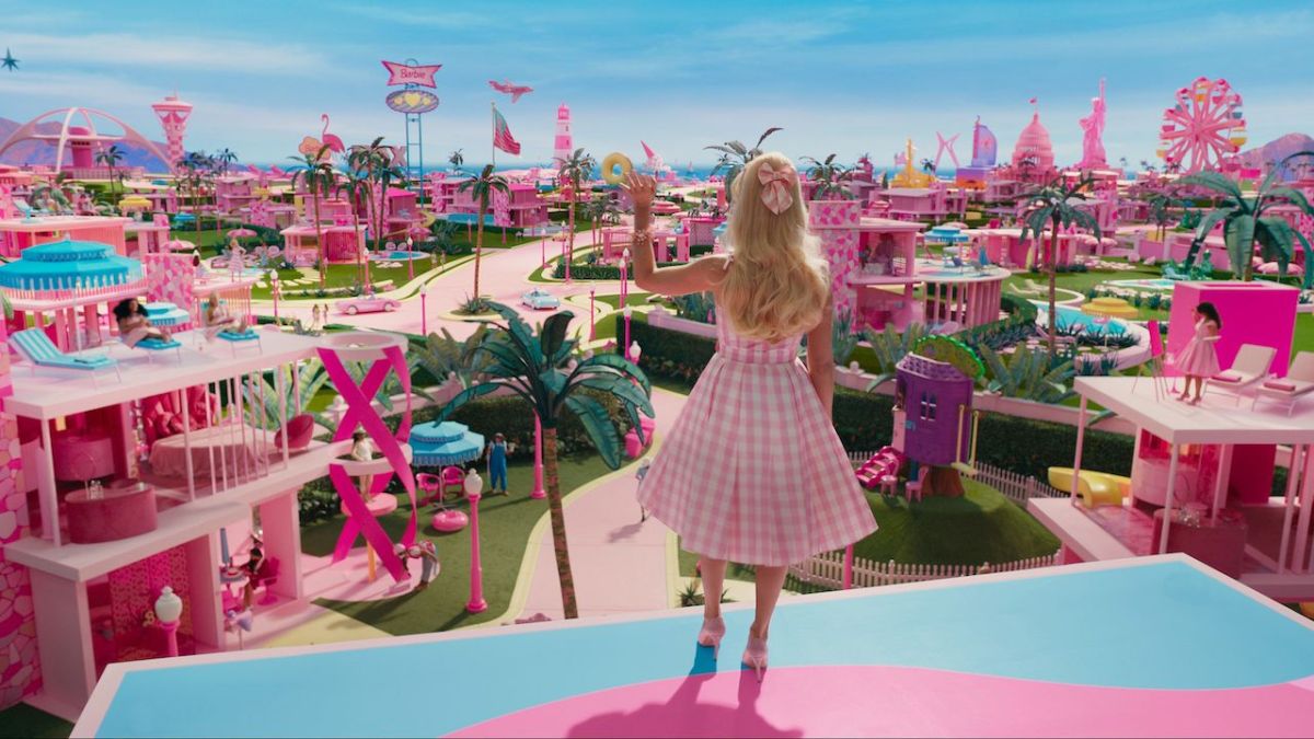 Apparemment, créer le monde de Barbie dans le film de Margot Robbie a nécessité tellement de peinture rose que cela a provoqué une pénurie internationale 
