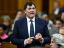 Le ministre des Affaires intergouvernementales, de l'Infrastructure et des Collectivités, Dominic LeBlanc, se lève pendant la période des questions à la Chambre des communes sur la Colline du Parlement à Ottawa le lundi 27 mars 2023.