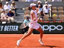 Iga Swiatek joue un retour de coup droit à Coco Gauff lors de leur match de Roland-Garros.