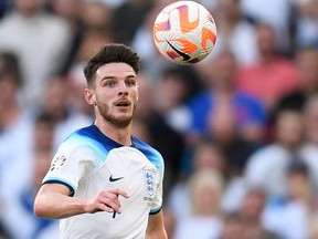 Le milieu de terrain anglais Declan Rice poursuit le ballon lors d'un match de qualification de l'UEFA Euro 2024.