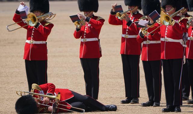 Au moins trois soldats s’évanouissent lors d’un défilé militaire inspecté par le prince William alors que les températures montent en flèche