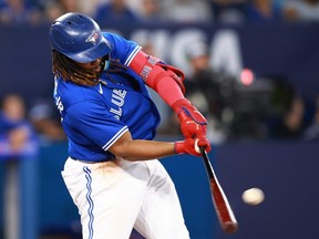 Vladimir Guerrero Jr. des Blue Jays frappe un circuit de deux points en sixième manche contre l'Athletics au Rogers Centre de Toronto, le samedi 24 juin 2023.