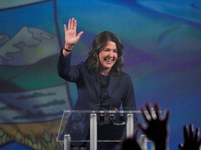 Danielle Smith prononce un discours de victoire