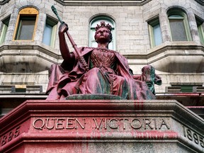 Une statue vandalisée de la reine Victoria est vue sur le campus de l'Université McGill à Montréal le jeudi 18 mars 2021.