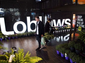 Un homme quitte un magasin Loblaws à Toronto le jeudi 3 mai 2018.