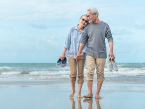 Un couple se promène sur la plage.