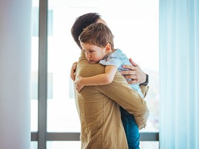 Des problèmes de santé mentale font qu'un père ne sait pas s'il doit demander une pension alimentaire à son ex-femme.