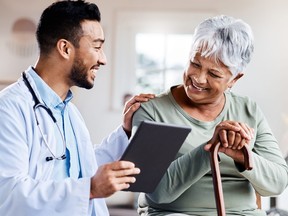 Le compliment d'un médecin fait croire à un patient qu'il est un dragueur.