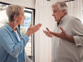 Les préoccupations financières ont un retraité stressé par l'avenir.