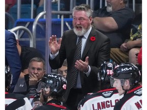 L'entraîneur-chef des Remparts de Québec, Patrick Roy, s'entretient avec les joueurs lors d'un temps mort à la Coupe Memorial à Kamloops, en Colombie-Britannique, le vendredi 26 mai 2023.