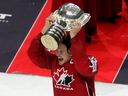 Le capitaine Shane Doan célèbre avec le trophée après que le Canada a battu la Finlande 4-2 lors du match pour la médaille d'or du Championnat mondial de hockey sur glace de l'IIHF le 13 mai 2007 à Moscou, en Russie. 