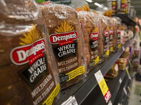 Pains multigrains de Canada Bread Co. Dempster's dans une épicerie de Vancouver.