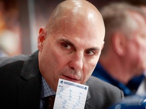 L'entraîneur des Canucks, Rick Tocchet, est un fan de la grande et mobile défensive des Golden Knights.  S'il est repêché, le défenseur russe Dmitri Simashev pourrait le devenir à Vancouver.